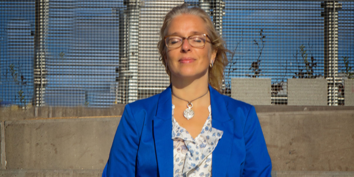 meditation_frau_vor gittern