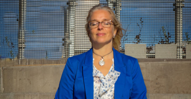 meditation_frau_vor gittern