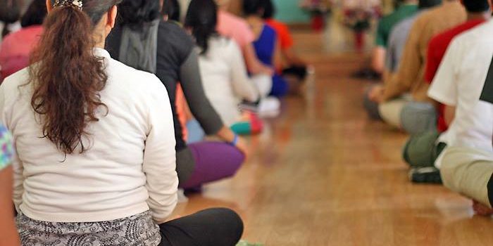 Gruppenmeditation_von_hinten