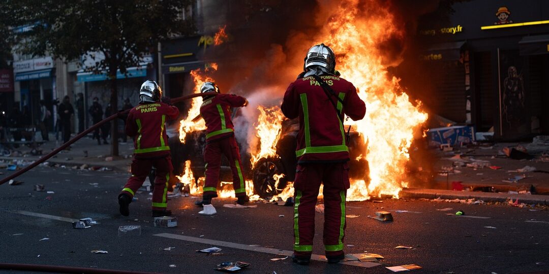 featured Feuerwehrleute löschen ein brennendes Auto in Paris