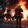 Feuerwehrleute löschen ein brennendes Auto in Paris