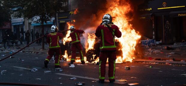 featured Feuerwehrleute löschen ein brennendes Auto in Paris